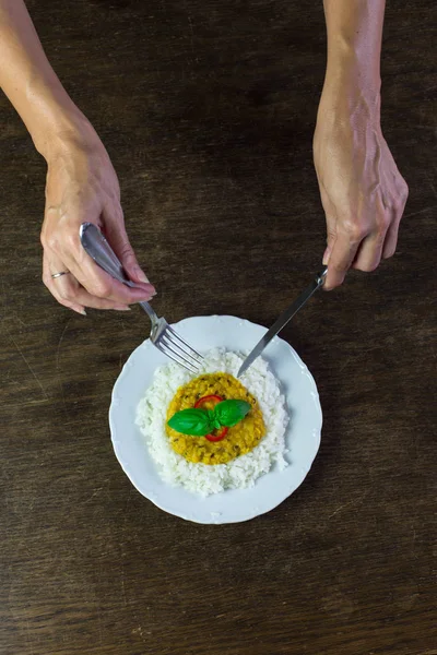 Elleri ve çatal bıçaklarıyla Hint dhal 'i