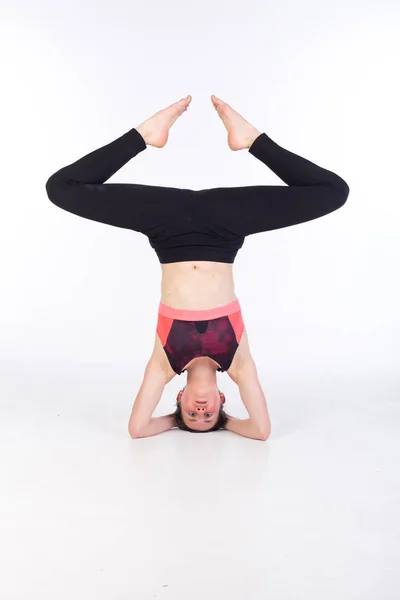 Mujer Leggings Sujetador Deportivo Está Estirando Practicando Yoga — Foto de Stock