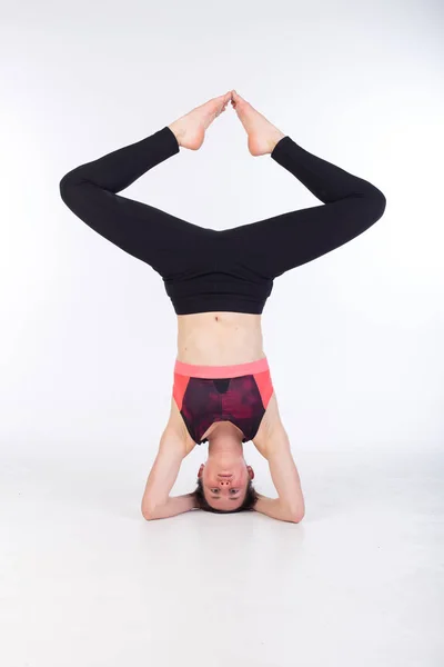 Mujer Leggings Sujetador Deportivo Está Estirando Practicando Yoga — Foto de Stock