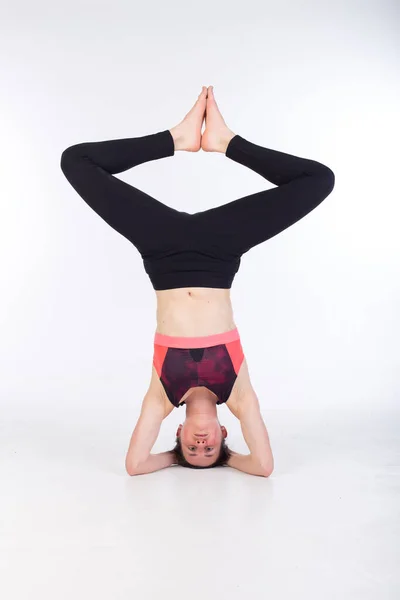 Mujer Leggings Sujetador Deportivo Está Estirando Practicando Yoga — Foto de Stock