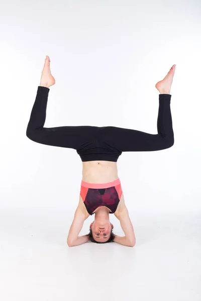Mujer Leggings Sujetador Deportivo Está Estirando Practicando Yoga Fotos de stock libres de derechos