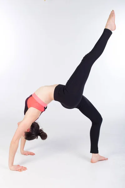 Mujer Leggings Sujetador Deportivo Está Estirando Practicando Yoga Imagen de archivo