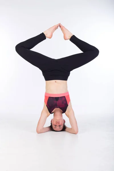 Mujer Leggings Sujetador Deportivo Está Estirando Practicando Yoga Imágenes de stock libres de derechos