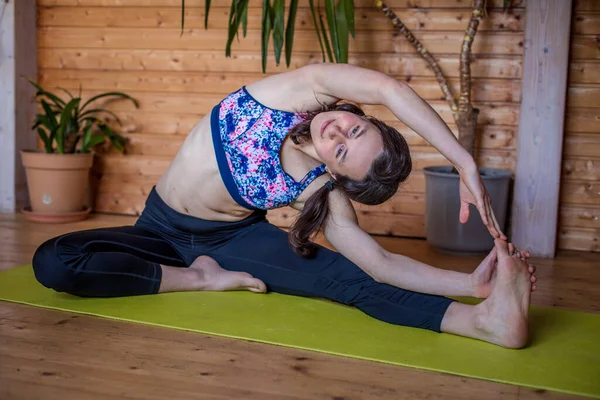 Estirar Las Piernas Espalda Mientras Estás Sentado Yoga — Foto de Stock