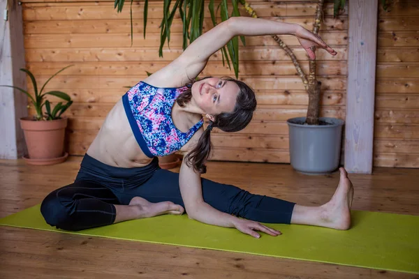 Estirar Las Piernas Espalda Mientras Estás Sentado Yoga — Foto de Stock