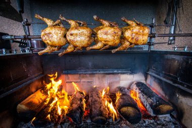 Bir toplantıda ızgara tavuk.