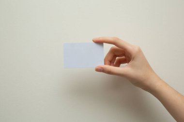 Beyaz kart tutan el.