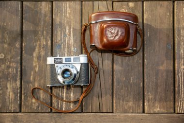 Ahşap arka planda klasik film kamerası