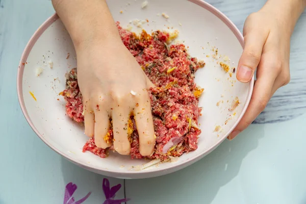 Köfteler ahşap masada