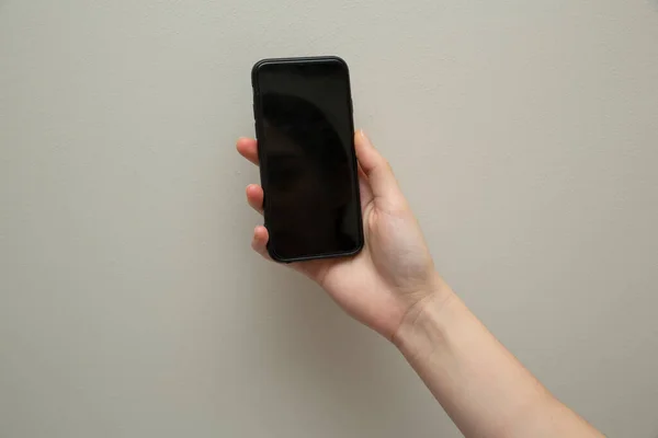 Menina Mão Segurando Telefone Celular — Fotografia de Stock