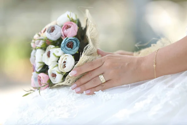 Brud Hand Håller Blommor Parken — Stockfoto