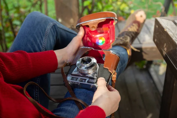 Classic Camera Woman Hand — Stock Photo, Image