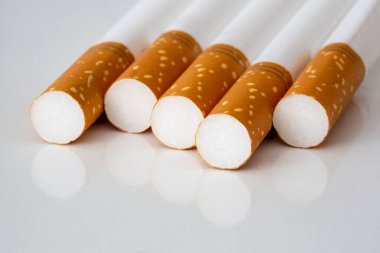 Sigara içilen bir yeri kapat.