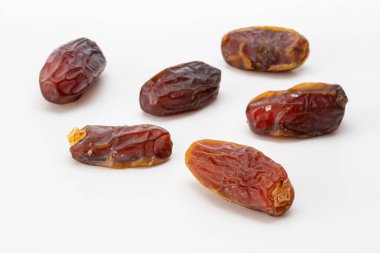  Pitted tarihler beyaz arkaplanda izole