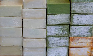  El yapımı doğal sabun parçaları.