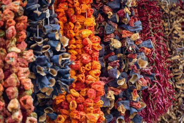 Kuru patlıcan ve kuru çan biberi dükkanda asılı duruyor.