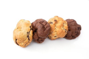 Tahta masada çikolatalı kurabiyeler.