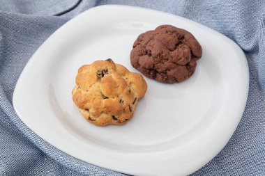 Tahta masada çikolatalı kurabiyeler.