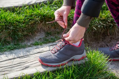 Ayakkabı bağcıklarını bağlayan kadına yakın çekim