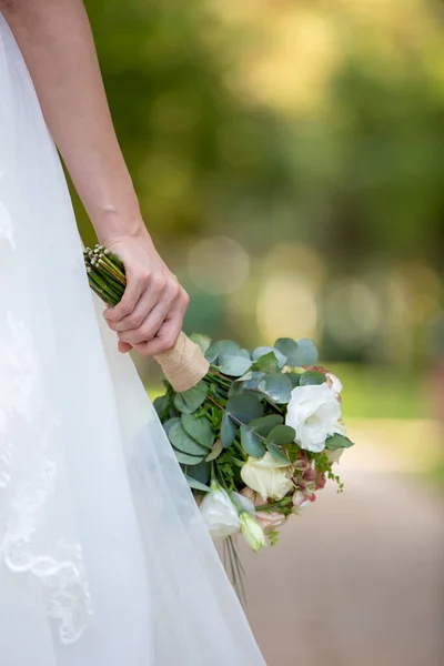 Bruid Hand Houden Bloemen Het Park — Stockfoto