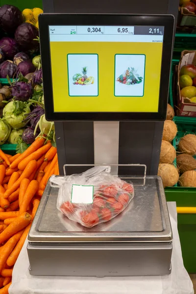 Ważenie Warzyw Wagi Elektroniczne Supermarkecie — Zdjęcie stockowe