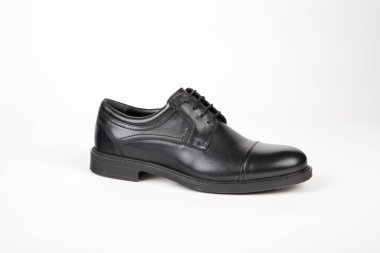 Beyaz arkaplanda erkek ayakkabıları 