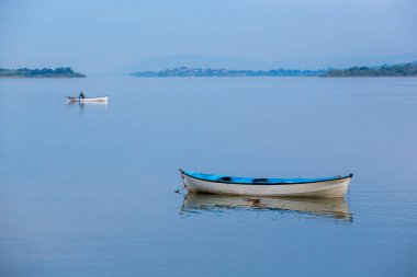 Göldeki balıkçı teknesi