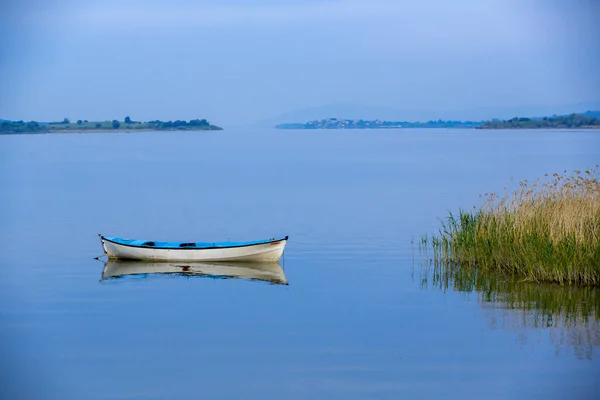 Vissersboot Meerachtergrond — Stockfoto