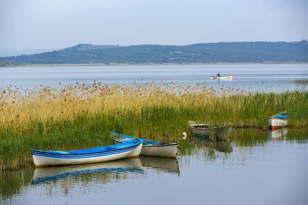 Vissersboot Meerachtergrond — Stockfoto