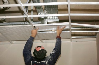 Askıya alınmış tavanın kurulumu