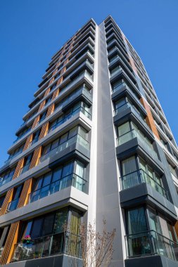 Modern, lüks apartman binası.