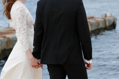 Mutlu gelin ve damat. Düğün günü şamandırada.