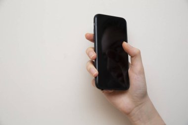 Cep telefonlu bir kadın.