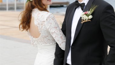 Mutlu gelin ve damat. Düğün günü şamandırada.