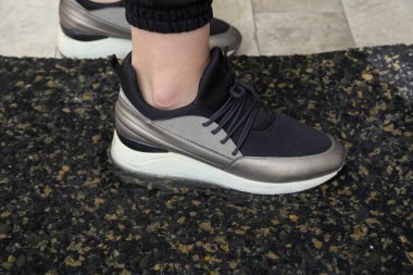 Paspasın üzerinde paketin yanında duran bir kadın var.