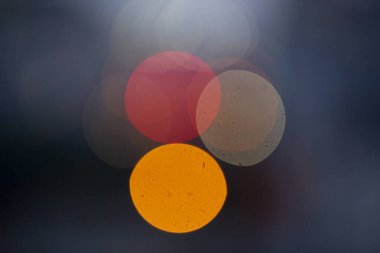 Siyah arkaplanda hareket eden renkli ışık bokeh