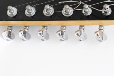 Elektro gitarın yakın çekim görüntüsü