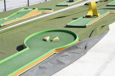 Park 'taki mini golf kulübünü kapatın. 