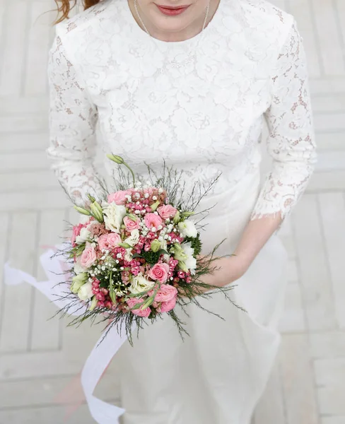 Novia Sosteniendo Flores Parque — Foto de Stock