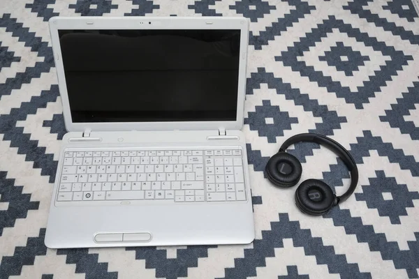 Top View Lap Top Headphone — Stock Photo, Image