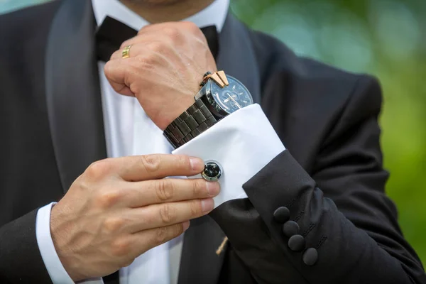 Groom Touches Cufflinks Park — Stock Photo, Image