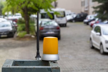 Ev sisteminde otomatik kapıyı açan kişinin uzaktan kumanda sinyali