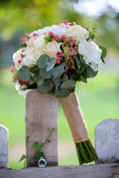 Noiva Segurando Flores Parque — Fotografia de Stock