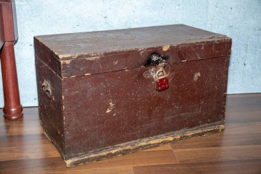 Eski, antika tahta sandık.