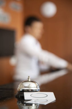 Bel ile modern lüks otel resepsiyonu