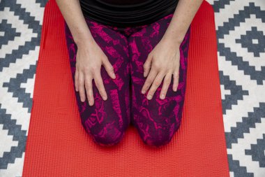 Güzel genç bayan evde yoga yapıyor.