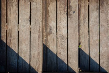 Gölgeli kenarlı eski ahşap merdiven