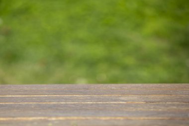 arkaplanda ahşap raflar tablosu