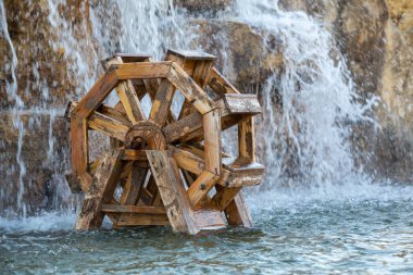Havuzda ahşap su değirmeni