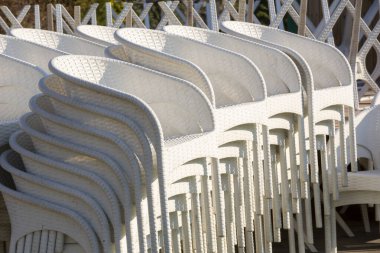 Parkta beyaz bahçe sandalyeleri. 